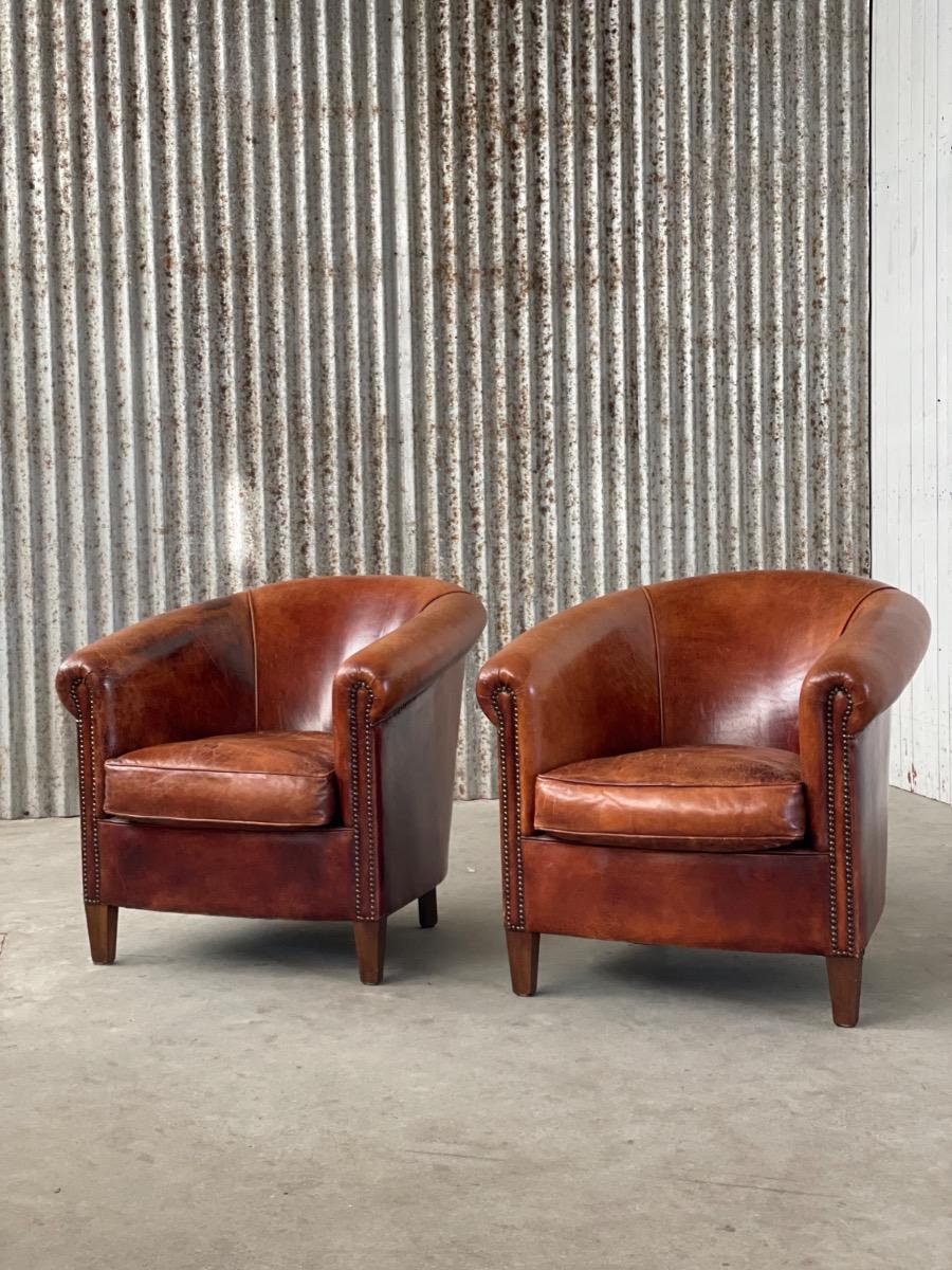 Set vintage original sheap leather armchairs 