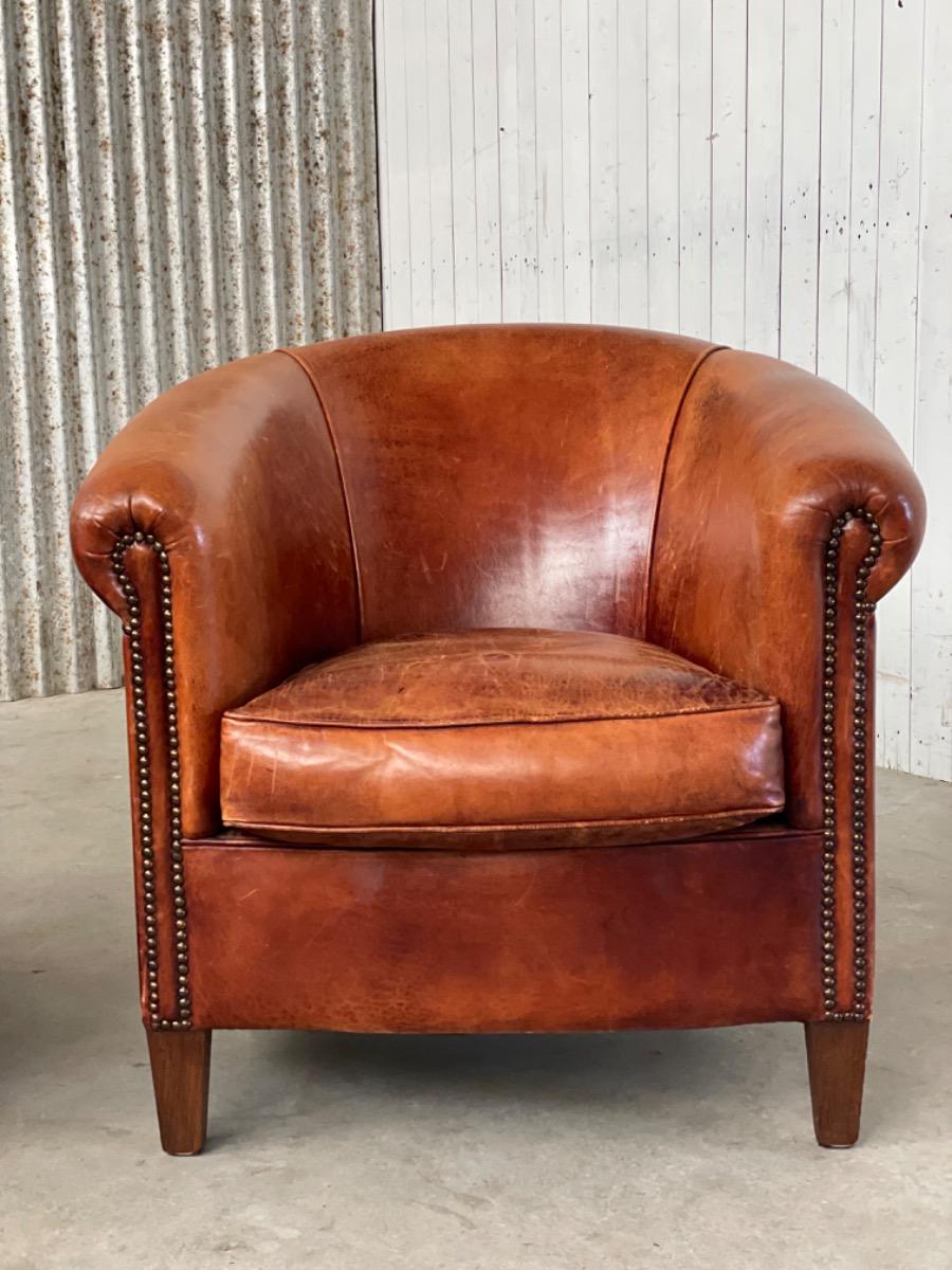 Set vintage original sheap leather armchairs 