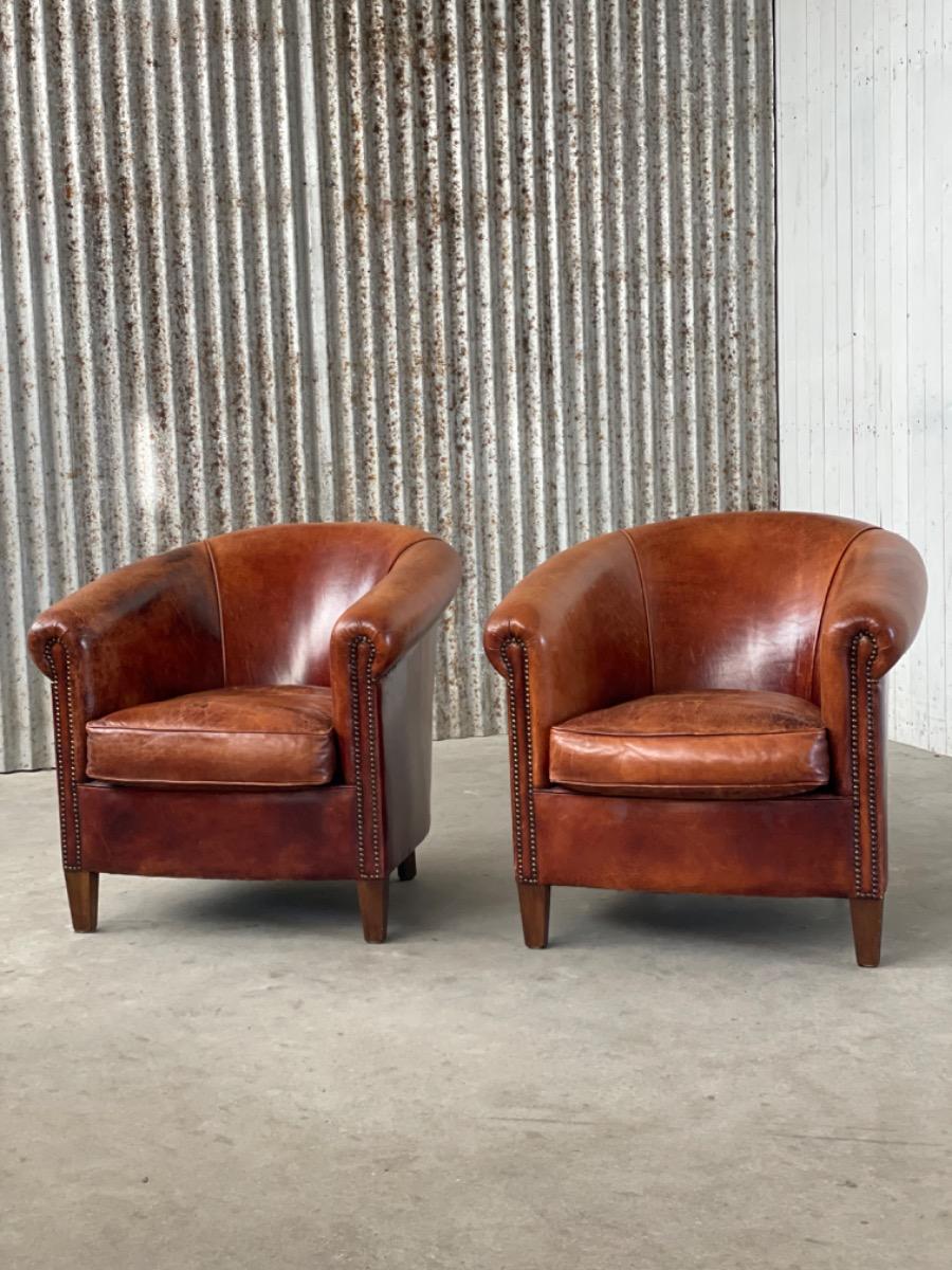 Set vintage original sheap leather armchairs 